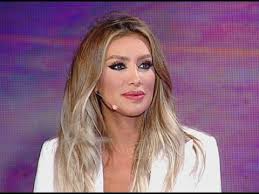 ممثلة ومغنية مصرية، شاركت في برنامج ستار أكاديمي 5، ثم دخلت مجال التمثيل عن طريق فيلم عمر وسلمي 2. Men El Ekhir 26 09 2014 Maya Diab Ù…Ù† Ø§Ù„Ø£Ø®Ø± Ù…Ø§ÙŠØ§ Ø¯ÙŠØ§Ø¨ Youtube