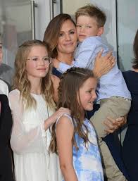 Mihalik enikő új, fürdőruhás fotósorozata nagyon megnehezíti az otthonmaradást. Jennifer Garner Nagyobbik Lanyabol Gyonyoru Kamasz Lett Violet Le Sem Tagadhatna Edesanyjat Vilagsztar Femina