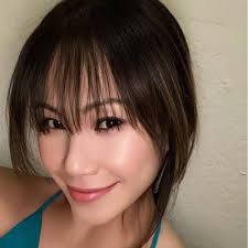 Apple Bogar's Instagram, Twitter & Facebook