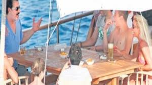 Bir anda flaşların patlaması ile görüntülendiğini anlayan demirer, büyük bir panik yaşadı. Bodrum Da Herkes Bu Aski Konusuyor Sacitaslan Com