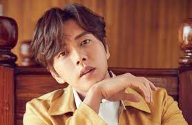 Cố nghệ sĩ moon ji yoon đã có gần 20 năm trong nghề diễn, nhưng may mắn chưa thực sự mỉm cười với nam diễn viên. Park Hae Jin Talks About The Pressure Of His Perfect Image Soompi