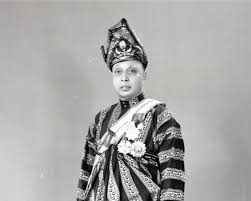 Sultan abu bakar riayatuddin almuazzam shah ibni almarhum sultan abdullah almutasim billah shah 29 may 19047 may 1974 was the fourth sultan of modern. Warisan Raja Permaisuri Melayu Almarhum Kdymm Sultan Abu Bakar Pahang