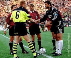 Mibe halt meg puhl sándor? Kislany Nagy Foci 22 Eve Bl Dontot Vezetett Puhl Sandor Amit A Dortmund 3 1 Re Nyert A Juve Ellen Facebook