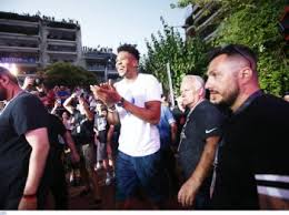 Ο καμπερίδης με λέει έτσι και οι συμπαίκτες μου. Giannhs Antetokoynmpo The Mamagers Gr