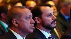 Cumhurbaşkanı erdoğan'ın oğlu bilal erdoğan ile damadı berat albayrak'ın arasında bir gerilim yaşandığı, gerilimin medya üzerindeki hakimiyetle ilgili olduğu ileri sürüldü. Solcu Gazete Auf Twitter Berat Albayrak Hayatta En Onur Duydugu Ozelligini Canli Yayinda Acikladi Recep Tayyip Erdogan In Damadi Olmak