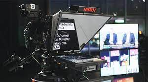 Prompter haber sunucusu veya konuşmacısının ekran karşısında teklememesini ve akıcı konuşmasını sağlayan elektronik bir cihazdır. Prompter Nedir Prompter Ne Ise Yarar