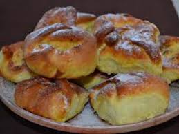 Branzoaice, poale in brau moldovenesti, bascute pufoase cu branza, aceste placinte din aluat dospit, pufos si umplutura de branza, sunt extrem de apreciate. Poale N Brau Moldovenesti