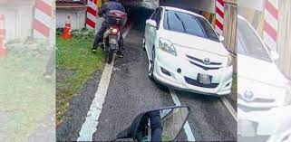 Gara elak motosikal pergi langgar kereta sebelah. Video Kereta Masuk Laluan Motosikal Sebabkan Kemalangan Mujur Mangsa Ada Rakaman Sinar Plus