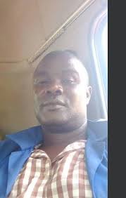 She lost her mom this morning in motor accident and have been begging her  since morning 😋😋😋