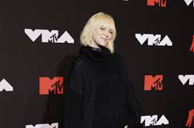 Blackpink lisa has also recently shared more photos of the girls meeting with rising singer billie eilish. Billie Eilish Blackpink And More Star Of The Trailer Dear Earth Watch 1 Seo