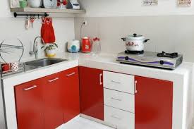 Ruang dapur minimalis ini hanya dibatasi menggunakan lemari dengan tinggi setengah tinggi badan orang dewasa. Simpel Tapi Manis 10 Inspirasi Dapur Minimalis Colorful