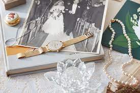 Jade, the modern 35th wedding anniversary symbol, is known for both its distinct green color and its beauty. Wedding Anniversary Stones