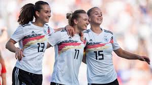 Die spielerinnen der deutschen nationalmannschaft 75 000 Euro Fur Wm Titel Pramie Fur Dfb Frauen Deutlich Geringer Als Fur Manner Sportbuzzer De