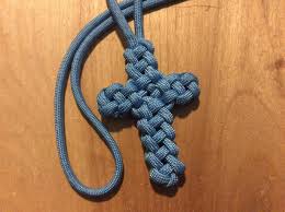 Tutorial For Making A Paracord Cross Using A Vertical Crown Knot This Is The First I Know Of This Knot Being Taught On Paracord Paracord Knoten Seemannsknoten