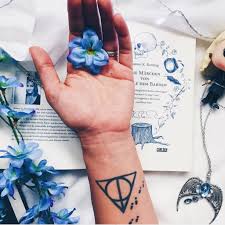 Daniel radcliffe, emma watson, rupert grint and others. Tatouage Harry Potter Reliques De La Mort 20 Tatouages Pour Celles Qui Ont Harry Potter Dans La Peau Elle