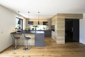 Moderne Kuche Mit Schwarzer Glasture In Die Speis Moderne Kuche Haus Kuchen Wohnung Kuche