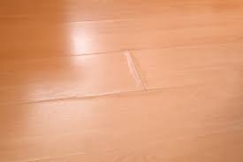 Laminat gilt neben teppich und parkett mit als beliebtester bodenbelag überhaupt, der sich nicht nur in vielen ansprechenden farbtönen und strukturen verlegen lässt, sondern oft auch günstig zu haben ist. Laminat Hebt Sich Ursachen Und Massnahmen