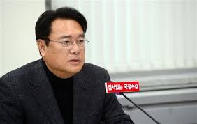 정진석 국민의힘 의원을 비롯한 중진 의원들이 9일 오후 서울 여의도 국회에서 본회의를 앞두고 의장실에 2020.12.09 이덕훈 기자. ì„œìš¸ì‹ ë¬¸ ì •ì§„ì„ 4ëŒ€ê°• ì‚¬ì—… í™•ëŒ€í–ˆë‹¤ë©´ ë¬¼ë‚œë¦¬ ë§‰ì•˜ì„ ê²ƒ
