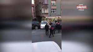 Apartman önlerine (yola falan degil bildigin kaldığım apartman sakinlerinin garajı) bırakın karşı apartman sakinlerinin onune gelen her vatandasın park etmesi problemi. Son Dakika Sosyal Medya Garaj Girisine Park Eden Araci Carparak Hurdaya Ceviren Soforu Konusuyor Videosunu Izle Son Dakika Haberleri