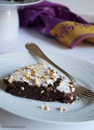 Il pan di spagna viene farcito a strati con una crema al burro insaporita con del pralinato alle nocciole. Torta Al Cioccolato E Nocciole Senza Farina E Senza Lievito Barbie Magica Cuoca Blog Di Cucina