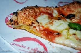 Le pizze del guscio sono preparate secondo la migliore tradizione, per godersi una bella serata tra amici, dalle più una storia che nasce bene e incontra la fantasia. Carmine Alfredo Napolitan British Pizza Uk Review Pizzeria