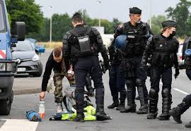 Cinq gendarmes ont été blessés lors de l'intervention pour disperser une rave party illégale à redon et un jeune participant de 22 ans a perdu une main. Xvvgi Rzno7bym