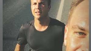 Mario götze wird borussia dortmund aller voraussicht nach verlassen und keiner hat wirklich etwas dagegen. Im Urlaub Auf Ibiza So Fordert Fcb Keeper Neuer Bvb Profi Gotze Heraus Bvb 09