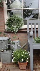 J Aime Le Rappel De La Teinte De Gris Rappelant La Couleur Des Arrosoirs De Metal Vorgarten Garten Garten Deko