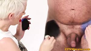cfnm 徐娘半老身体彩绘男人的阴茎| xHamster