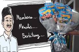 Yang pada intinya kita sebagai seorang murid haruslah menghormati guru kita. Ini Soal Hadiah Untuk Guru Saat Kenaikan Kelas Lintas Publik