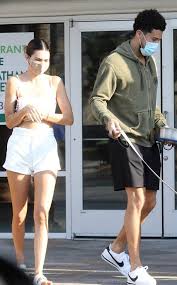 Kendall jenner ise ailede henüz çocuğu bulunmayan tek isim. Kendall Jenner And Devin Booker Add More Fuel To Romance Rumors With Latest Outing In 2021 Kendall Jenner Kendall Kendall Jenner Outfits