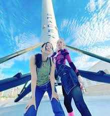 Mother, father, brother, sister, wife, children (6 sons). Jennie Blackpink And Elon Musk S Wife Grimes Show Off Their Friendship Kbizoom