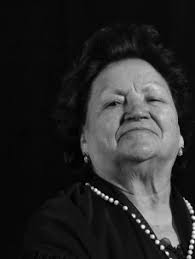 O primeiro disco da Sr.ª D.ª Argentina Santos data de 1954, foi efectuada  na etiqueta “Estoril” sob a orientação artística de Belo Marques, com os  guitarristas Casimiro Ramos e Miguel Ramos, onde