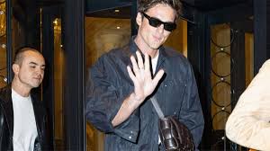 最近、レディースのバッグを持っている男性が増えている！？ ｜Fashion｜madameFIGARO.jp（フィガロジャポン）