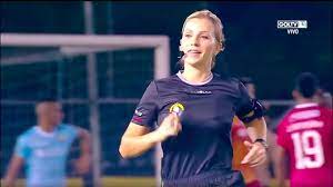 Beautiful referee] Sexy football female referee fernanda colombo - YouTube