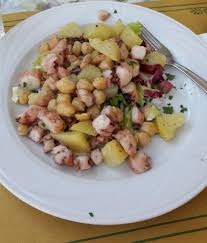 Vi suggeriamo infatti di lasciare il polpo in congelatore per 48 ore, in questo modo otterrete una consistenza tenera e perfetta. Insalata Tiepida Di Polpo Patate E Ceci Foto Di Enoteca Toti Paullo Tripadvisor