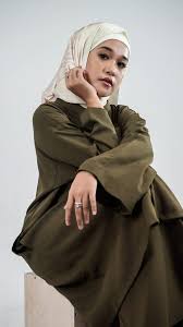 Mengisahkan tentang pergolakan dan cabaran hidup yang perlu ditempuhi seorang gadis cantik bernama suri (lakonan ernie zakri), yang begitu meminati seni tari, namun tidak dapat meneruskan pembelajaran kerana kekangan kewangan. Dua Tahun Terperam Ernie Zakri Lega Sinar Mata Hati Dilancarkan Utusantv