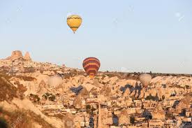 Guía en español para conocer la historia y viajar por capadocia, turquia. Globos Aerostaticos Sobre La Ciudad De Goreme Turquia Fotos Retratos Imagenes Y Fotografia De Archivo Libres De Derecho Image 83429881
