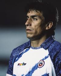 Con un físico envidiable para cualquier guardameta, unas reacciones fuera  de lo común, una agilidad felina, una valentía formidable, y un liderazgo  increíble, Roberto Rojas se perfiló como un portero TOP a