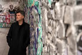 Ακραία συκοφάντηση της τέχνης στο διάγγελμα μητσοτάκη. Foibos Delhborias Exw Pollh Ore3h Na Kanw Kati Monaxiko Ermhtiko Hlektriko