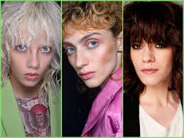 Per chi ama sbizzarrirsi con le scalature, non c’è niente di meglio di shag e mullet , che dominano le scene per quanto riguarda i tagli capelli medi scalati. Taglio Scalato Medio La Mezza Misura Di Tendenza Su Cui Puntare