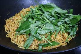 Musim sibuk nggak sempat ke pasar, masak apa adanya isi kulkas dan persediaan tinggal mie telur. Mee Goreng Azie Kitchen Versi Dengan Telur Azie Kitchen