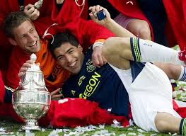 Met barcelona speelde luis suarez voor het eerst tegen ajax, maar voor en na de wedstrijd kreeg de voormalig topschutter een warm applaus en werd toegezongen. Luis Suarez Latest Uruguay President Coach Players And Fans Defend Their Star As Fifa Punishment Looms Video