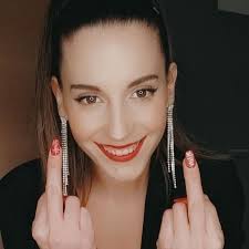 Aquí admirando tu gran belleza juvenil bellísima maestra morenita  🤗😘❤️😇💃🍀✝️