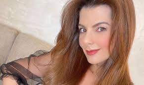 Carolina Cruz meneó las caderas en bikini presumiendo su barriguita de  embarazada