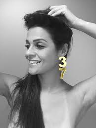 Meu cérebro diz que completo 23! Mas meu ovário me lembra que completo 37  mesmo! kkkkk 😂 Brincadeiras à parte, só peço à Deus saúde e oportunidades!  🙏🏻 Toda boba com o