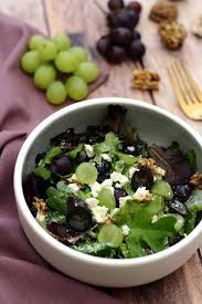 Salade Aux Raisins Feta Et Noix Sauce Yaourt Moutarde Et Miel Amandine Cooking Salade Recette Salade Verte Recette De Salade Composee