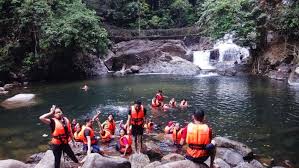 Tiba sahaja di pengkalan gawi, kami singgah bersarapan dahulu sebelum menaiki bot. Pengalaman Melancong Menaiki Houseboat Di Tasik Kenyir Terengganu