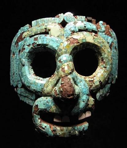 La Máscara de #Quetzalcóatl 🐍🪶en el #MuseoBritánico es una pieza de arte prehispánico mexicana que representa la deidad #Quetzalcóatl. Está hecha de turquesa, madera y otros materiales, con detalles que incluyen dos