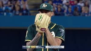 Teoscar Hernandez batea línea de out a jardinero central Dustin Fowler.